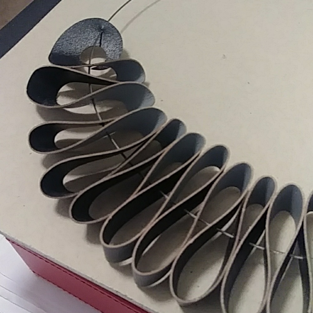 Accordion shaped leather necklace - Picture 2 of 2